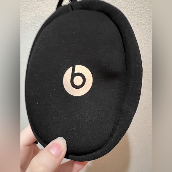 Beats black small headphone case with clip. - Picture 7 of 7